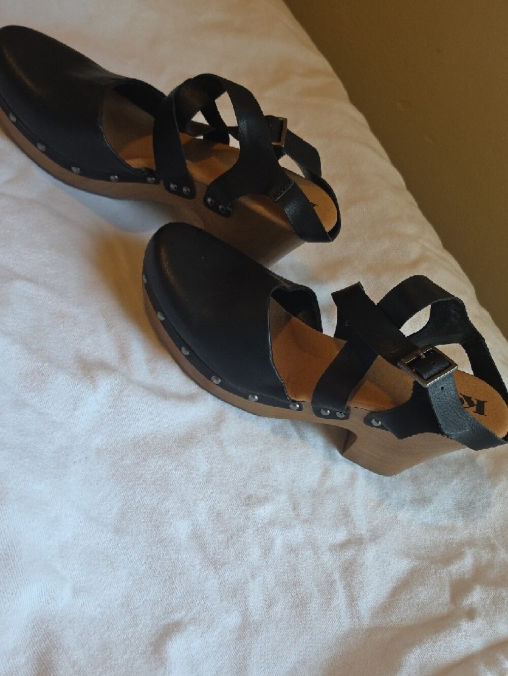 Korks black heeled clogs with a crisscross strap - Picture 4 of 8